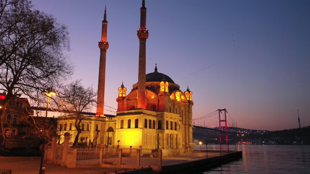 imágenes de drones del amanecer de la mezquita de ortakoy en estambul