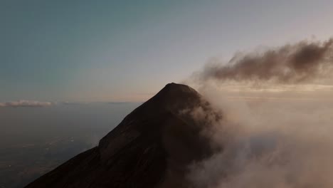 Vulkan-Fuego-Bei-Wunderschönem-Sonnenuntergang-In-Guatemala