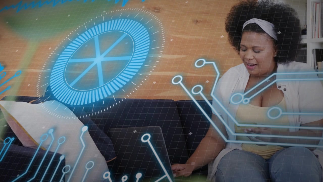 Femme d'âge moyen tapotant son téléphone, touchant le pavé tactile de son ordinateur portable, animant un circuit holographique bleu pour des usages technologiques.