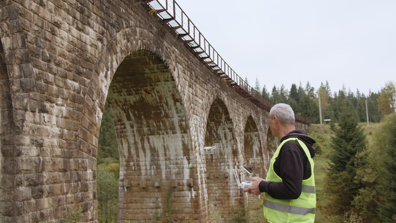 오래된 돌 다리의 드론 검사