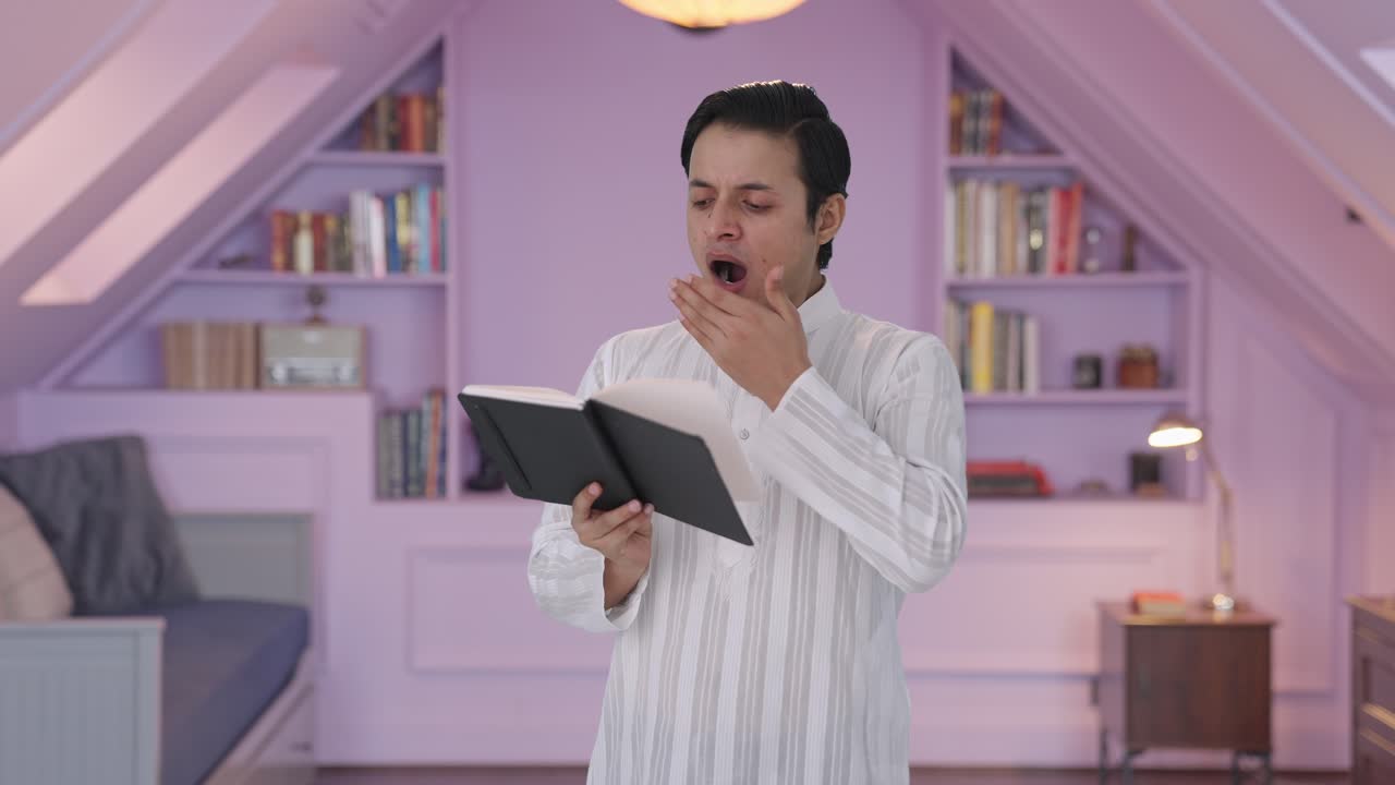 책 을 읽고 있는 피곤 한 인도인