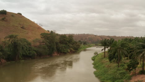 Flug-über-Den-Fluss-Keve,-Angola,-Afrika-4