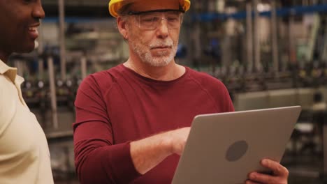 trabajadores discutiendo sobre la computadora portátil