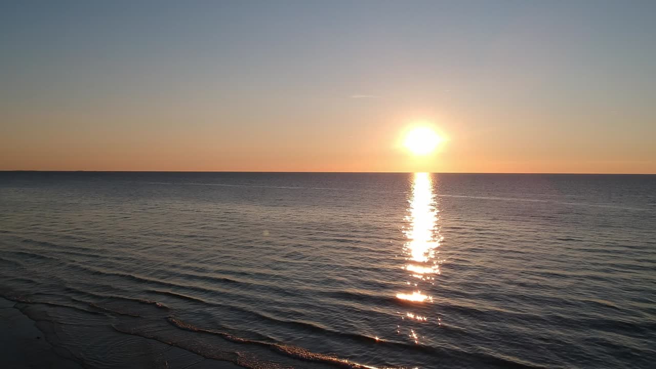 발트해와 아름다운 햇빛 위로 맑은 하늘에서 일몰의 전망