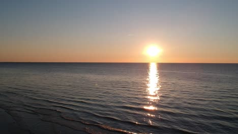 Blick-Auf-Den-Sonnenuntergang-Am-Klaren-Himmel-über-Der-Ostsee-Und-Schönem-Sonnenstrahl