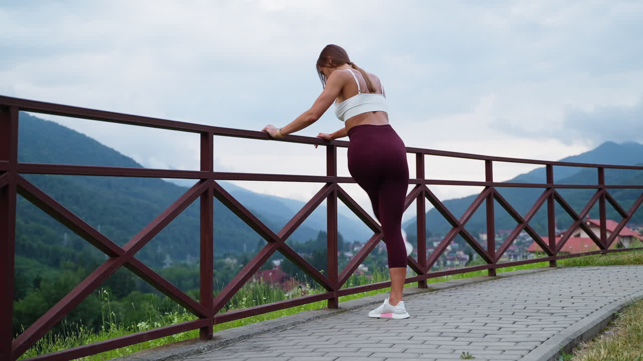 야외에서 스트레칭하는 여자