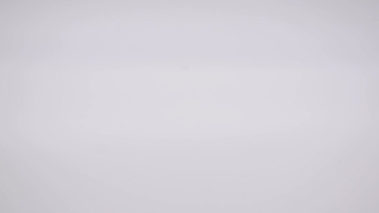 agarre manual del cubo de rubik resuelto desde la parte superior con un fondo blanco limpio