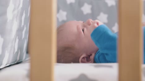 la madre toma el biberón del bebé comenzando a gritar en la cama