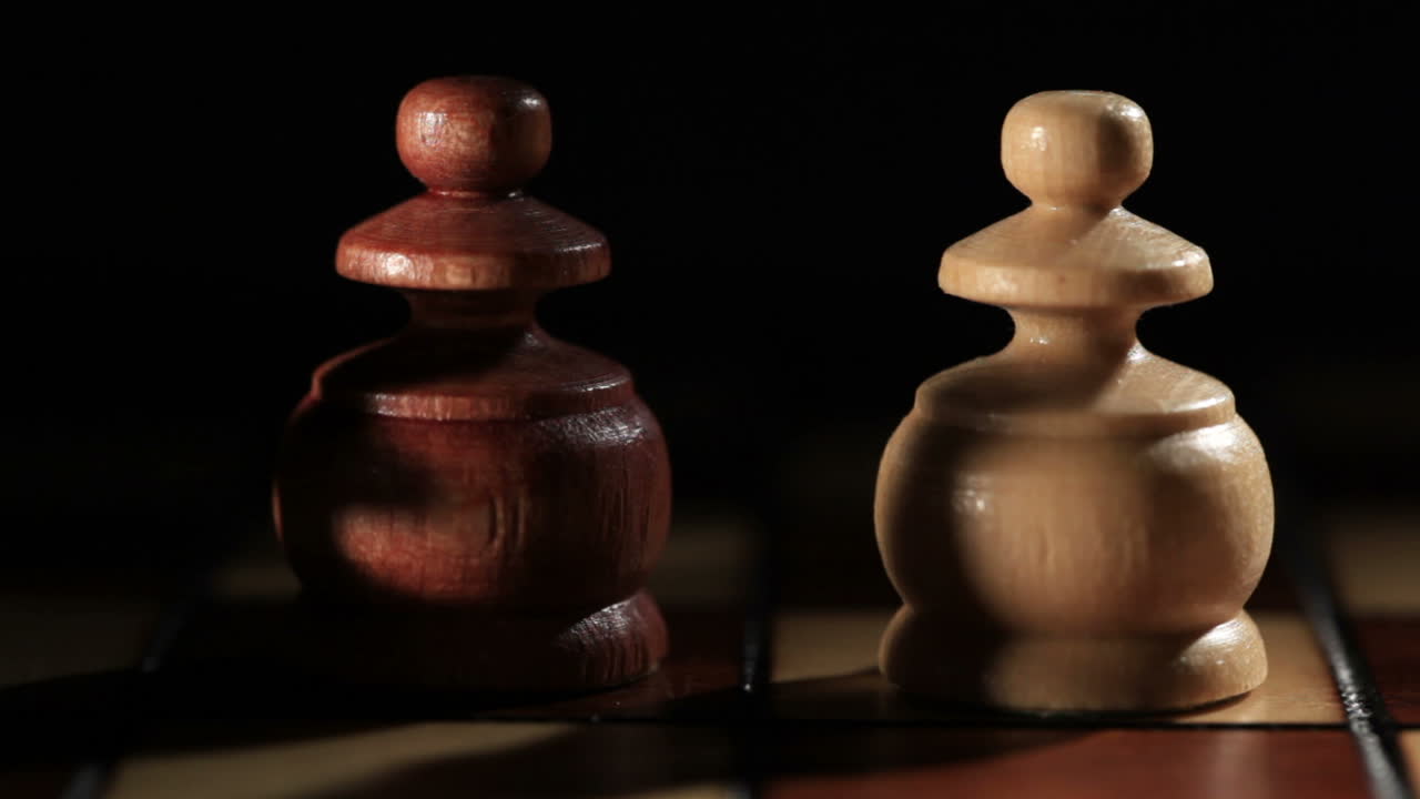 체스 게임을 시작하는 검은색과 색의 보병