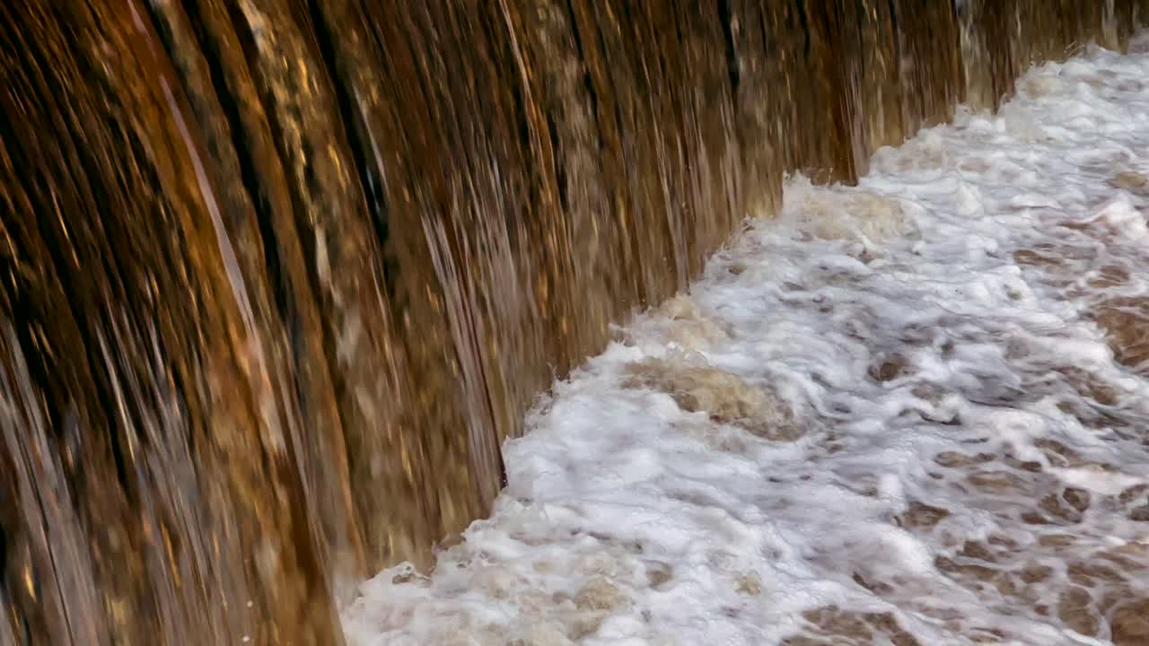 matriz corriente de agua caer hacia abajo dejar ir transformar en contra simetría blanca espuma oscura burbujeo cambio pan atracción gravitacional tirar resonancia magnética hipnótica movimiento converger mezclar flujo libre 60fps