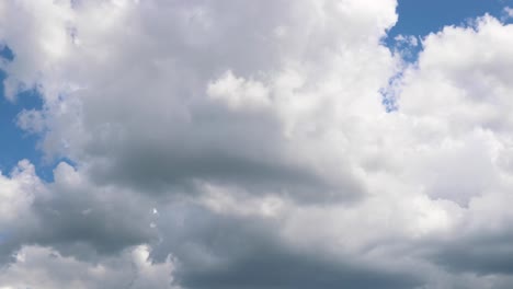 Lapso-De-Tiempo-De-Formación-De-Nubes-Con-Cielo-Azul-En-4k