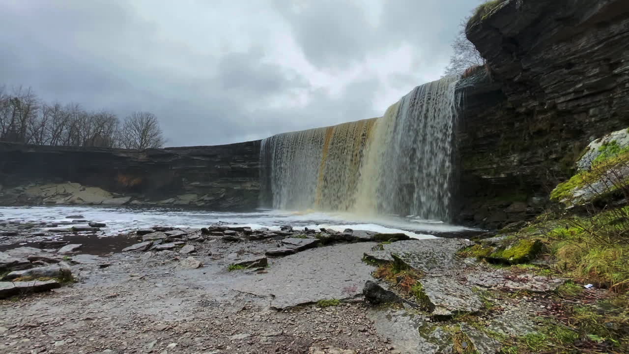 vista panorámica de la cascada jagala en estonia