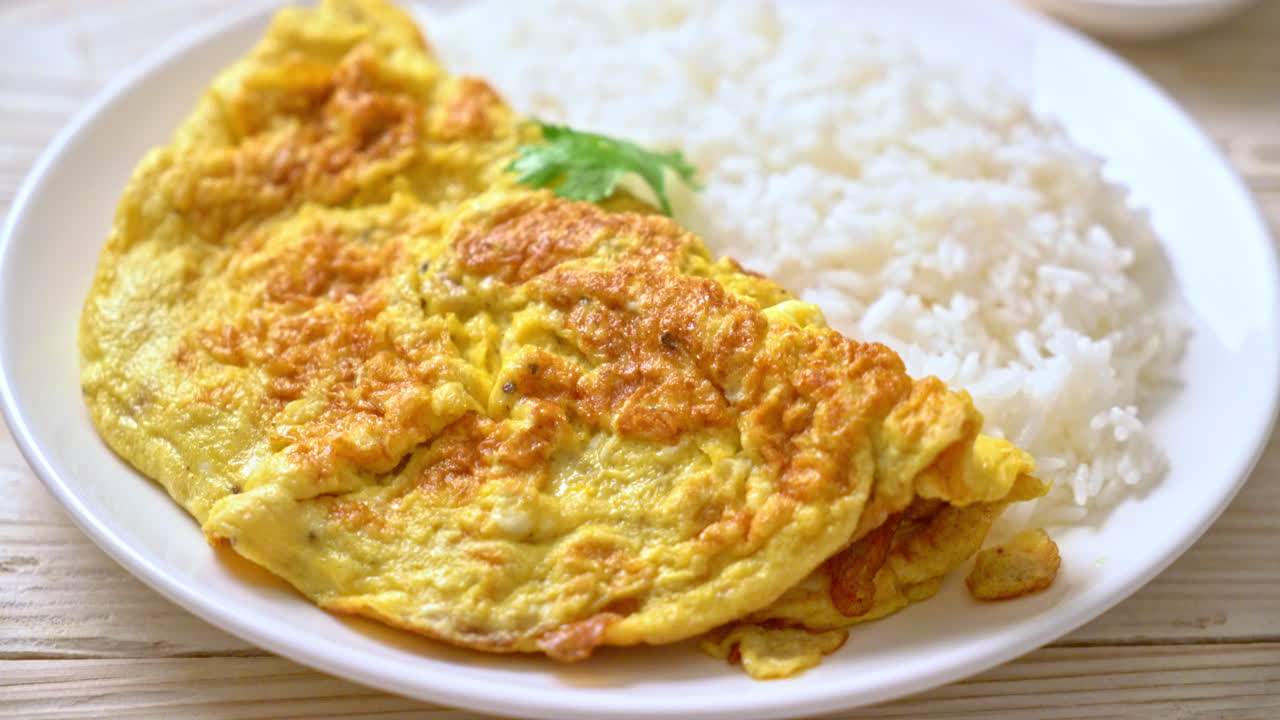 쌀과 케첩을 곁들인 오믈렛 또는 오믈렛