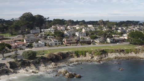 vuelo cinematográfico de 4k sobre casas frente al océano en pacific grove, california