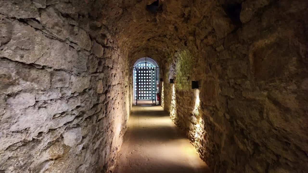 프랑스의 성에서 아름다운 중세 내부 복도에서 뒤로 움직입니다.