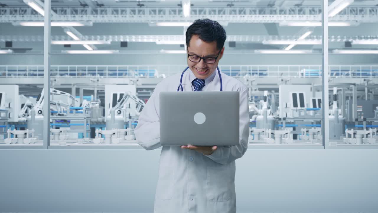 médico trabajando con una computadora portátil en un entorno de fábrica moderna