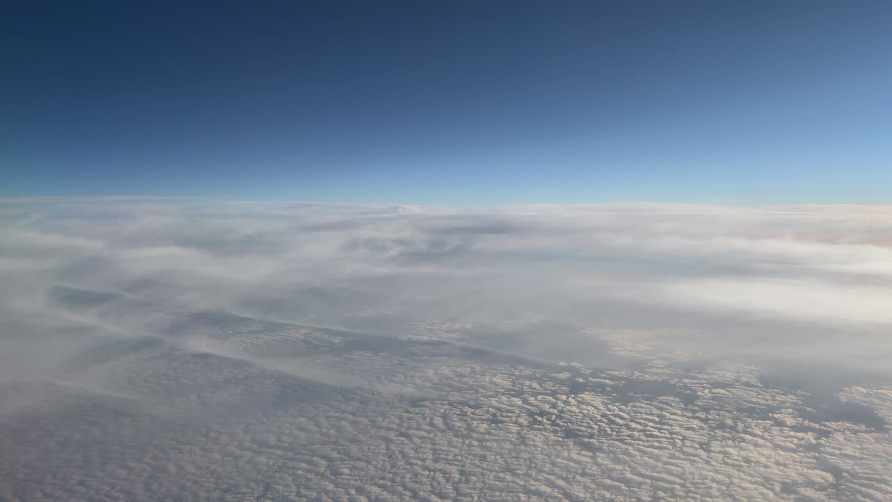 vista aérea de las nubes desde la ventana de un avión