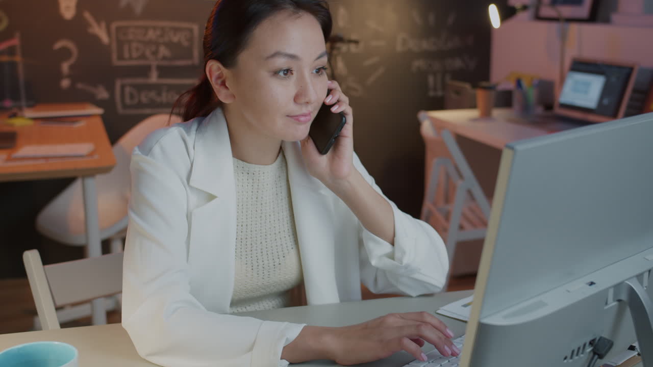 사무실에서 늦게 일하는 여자