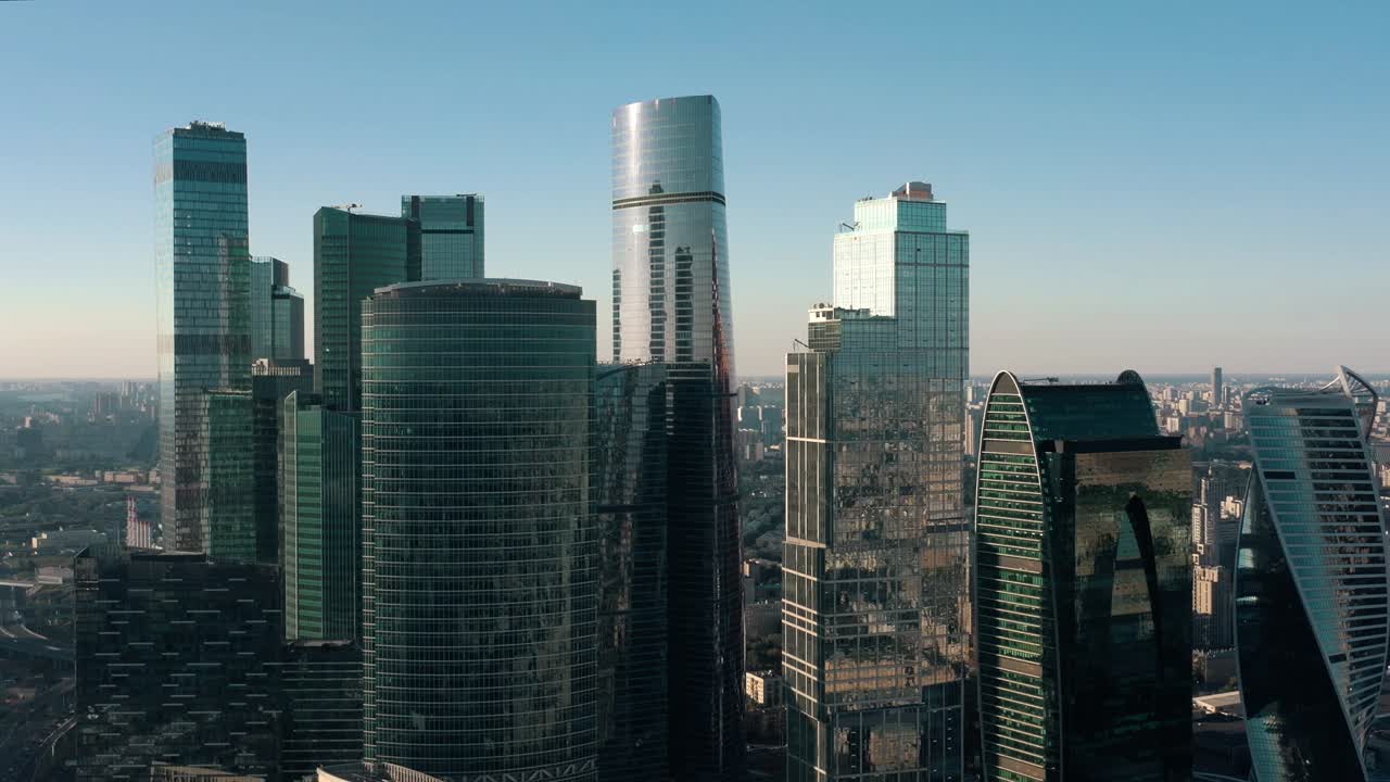 edificios del centro de negocios de la ciudad de moscú, toma panorámica, sobre el fondo del cielo azul