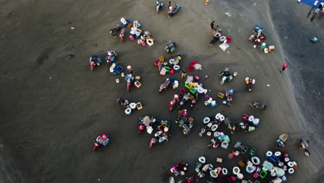 comunidad pesquera local en la playa clasificando y limpiando mariscos