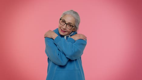 mujer sonriente con cabello gris y gafas