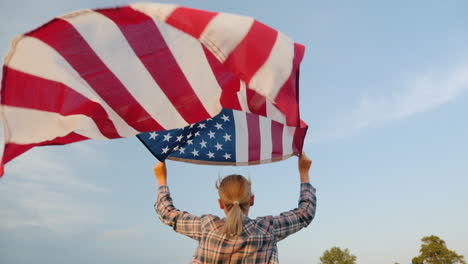 Frau-Läuft-Mit-Amerikanischer-Flagge-In-Ihren-Händen-Fahnenschwingen-Gegen-Himmel-Hintergrund-Rückansicht