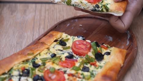 delicioso pide turco con queso, tomates, aceitunas y pimientos verdes