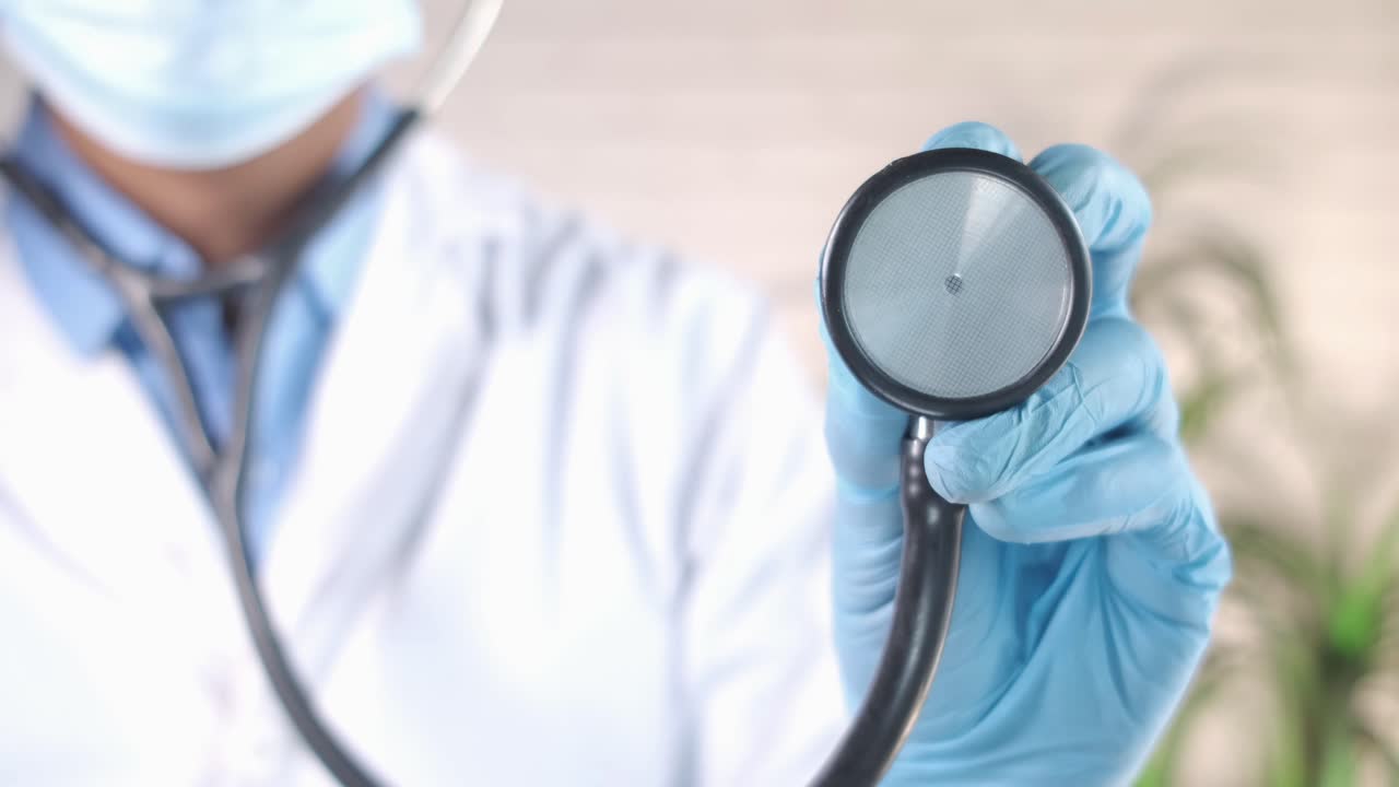 врач осматривает пациента с помощью стетоскопа