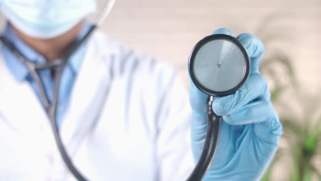 médico examinando a un paciente con un estetoscopio