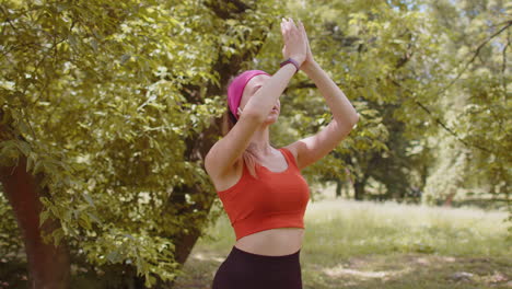 Chica-Deportiva-Y-Despreocupada-Practicando-Meditación-De-Yoga,-Recibe-Energía-Positiva,-Estilo-De-Vida-Saludable-En-El-Parque