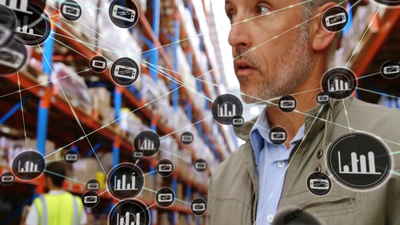 Video verticale: Manager che scrive su un blocco appunti creando dati che collegano gli scaffali e mostrano il flusso dell'inventario.