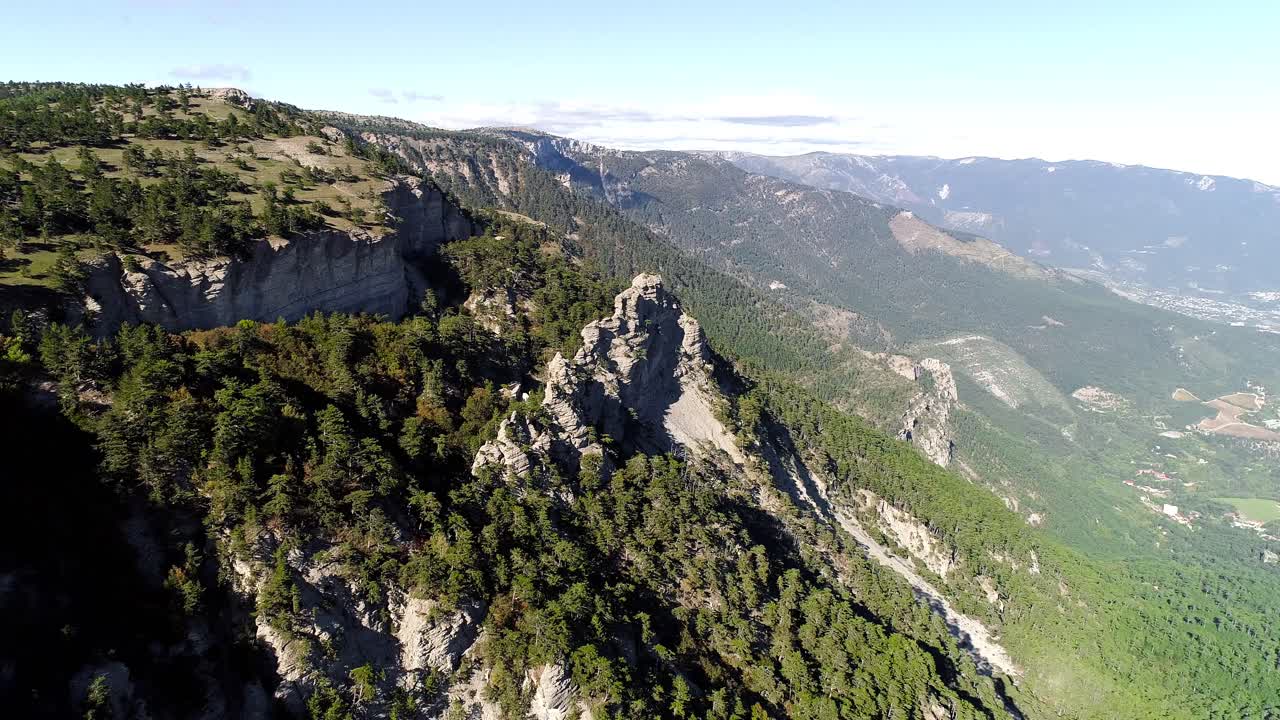 계곡 과 숲 이 있는 산악 풍경 의 공중 사진
