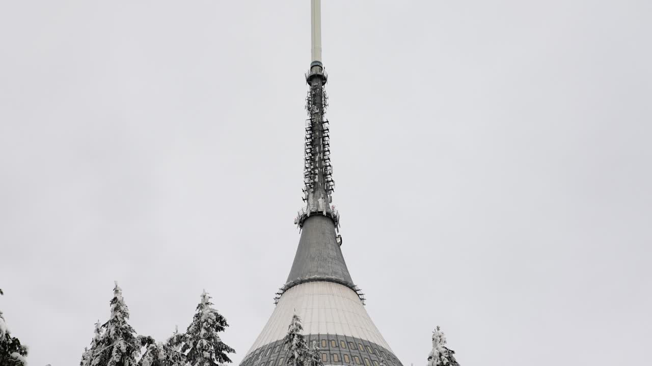 눈 인 겨울 에 산 꼭대기 에 있는 높은 텔레비전 송신기 탑 의 드러난 모습