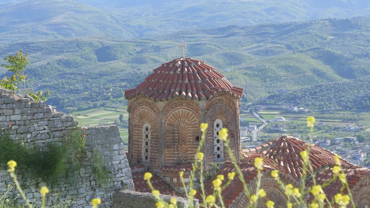Berat, Arnavutluk'taki Osum Vadisi üzerinde Kisha E Shen Triadhes Bizans Kubbesi ve Kiremitli Çatı.