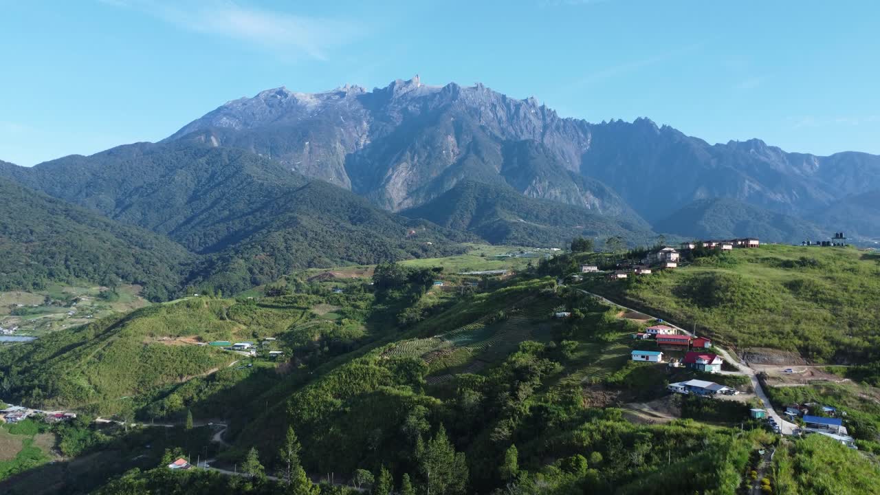 hermosa toma de avión no tripulado de los campos de kundasnag que muestra el monte kinabalu en el fondo sabah malasia luz del día