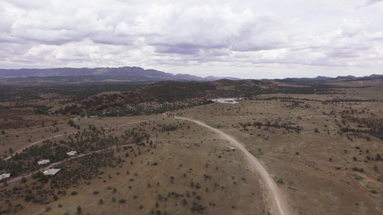 Vista aérea da região do outback na Austrália, voo em direção às cordilheiras Flinders sobre planícies de terra seca
