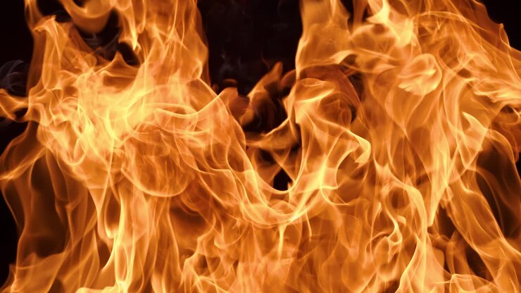 Feuerflammen auf schwarzem Hintergrund in Zeitlupe. Aufgenommen mit einer Super-Zeitlupenkamera mit 1000 Bildern pro Sekunde