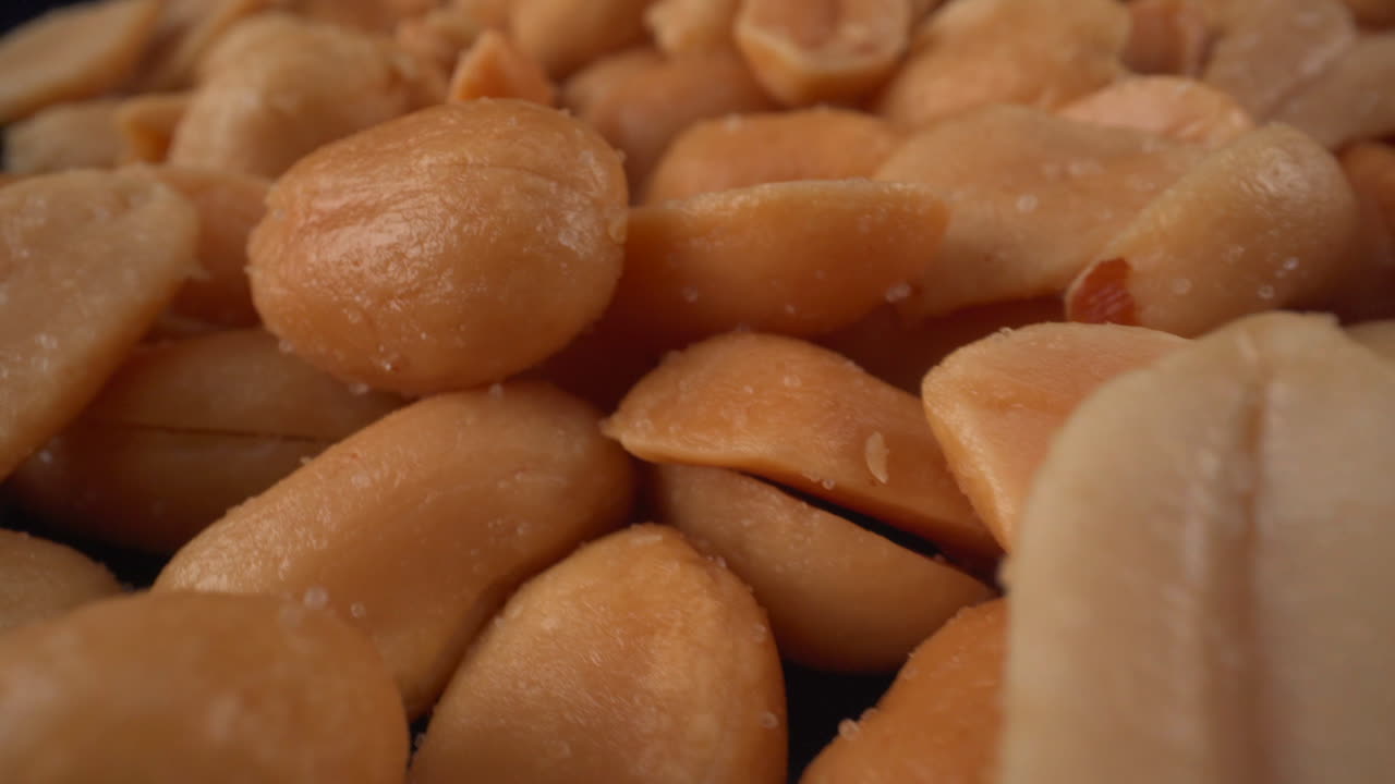 토스트 된 소금 된 땅콩 매크로 이동, 초콜릿, 소스 및 기름과 같은 많은 조리법에 사용되는 식품 제품, 알려진 알레르겐, 건강한 견과류, 땅콩 알레르기, 4k  ⁇