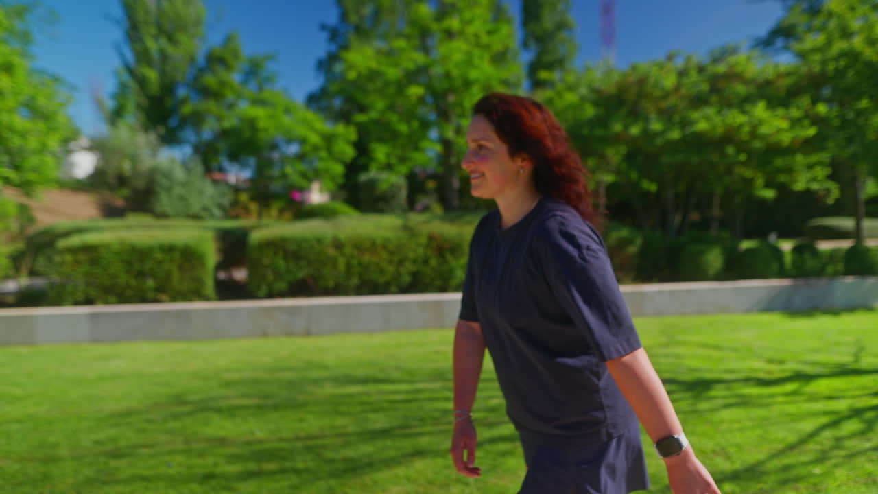 mujer caminando en un parque