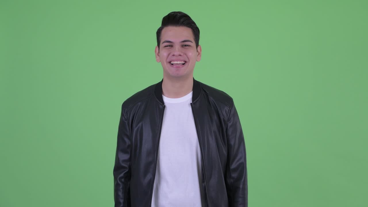 가죽 재을 입은 젊은 잘생긴 다민족 남자