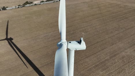 disparo de drones inspeccionando una turbina eólica que no se mueve ni funciona