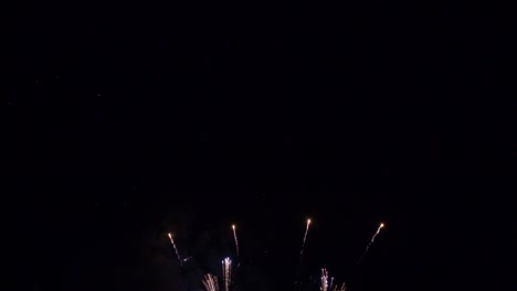hermosa exhibición de trabajo de fuego colorido por la noche para la celebración en el festival