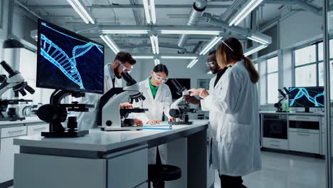 científicos que trabajan en un laboratorio moderno