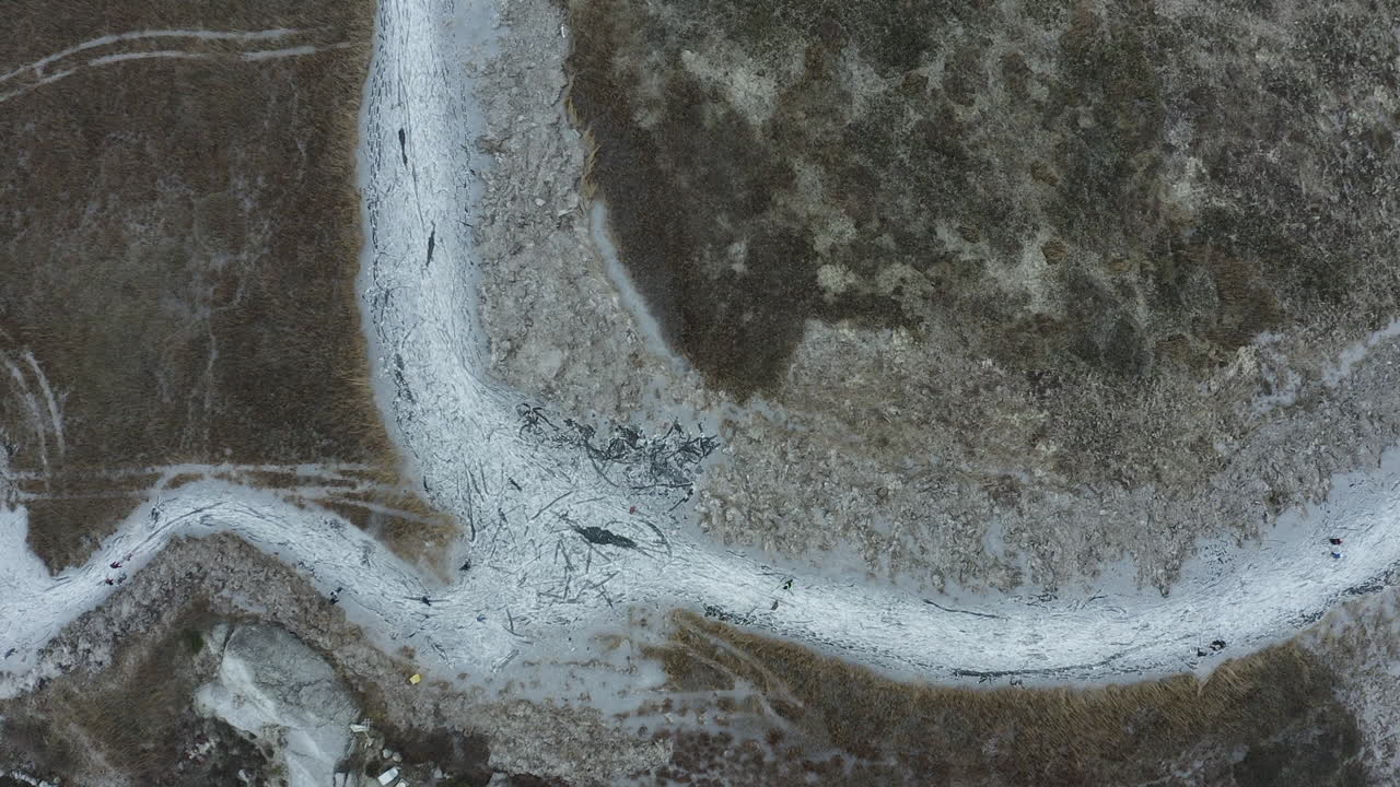 vista superior de un dron de niños y padres patinando sobre hielo en el municipio de la isla de öckerö en el archipiélago de gotemburgo, suecia