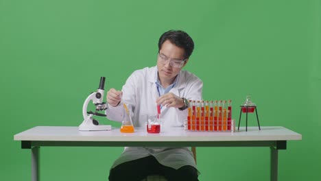 실험실에서 실험을 하는 과학자