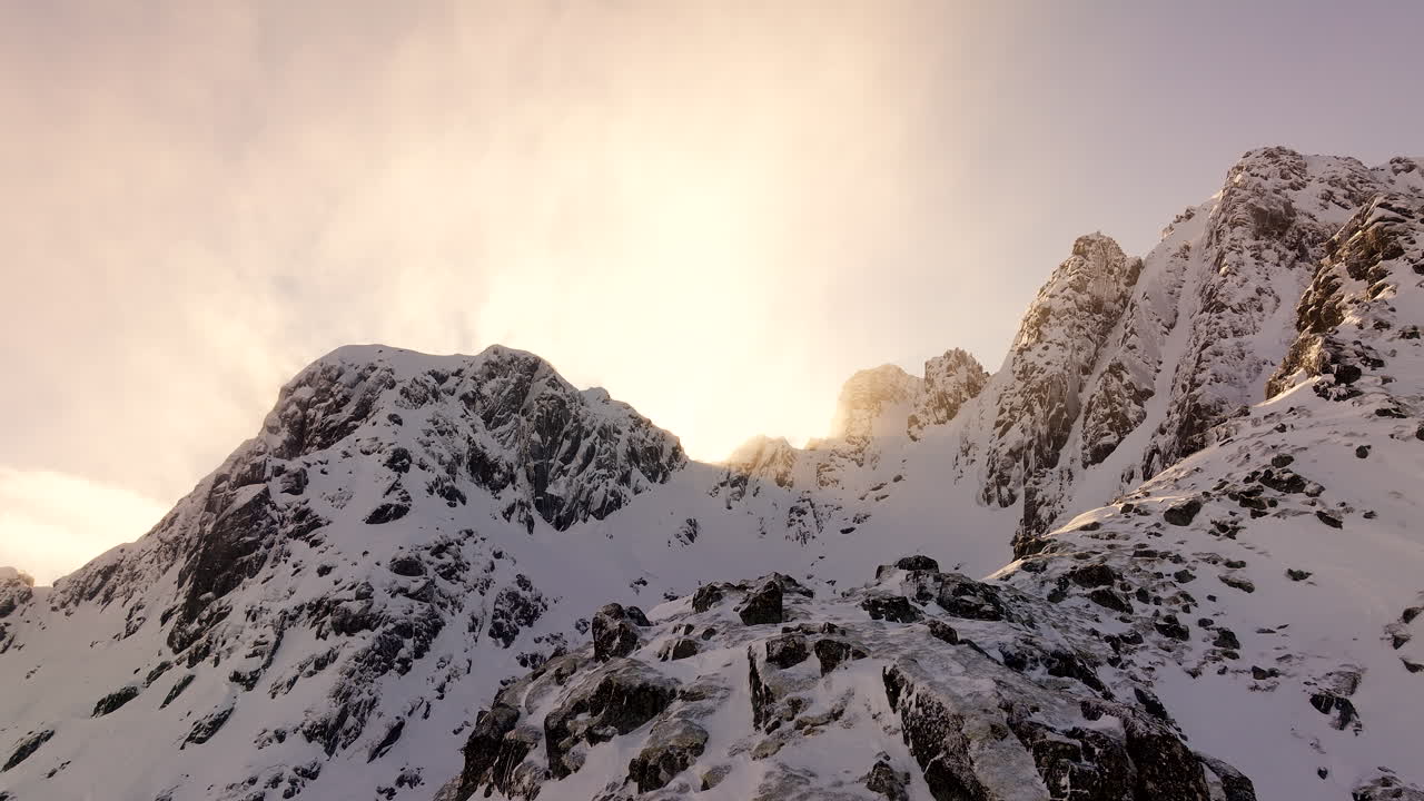 Suggestiva vista aerea all'alba sulle montagne artiche innevate e frastagliate, Lofoten.