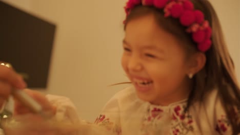 madre e hija preparándose para la celebración de navidad