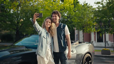 La-Feliz-Pareja-Es-Fotografiada-Con-Su-Nuevo-Coche-Gris.-Comprar-Un-Convertible-Gris-Nuevo