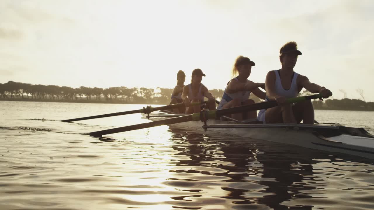 equipo de remo femenino entrenando en un río