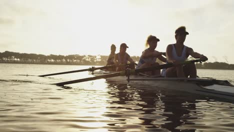 Equipo-De-Remo-Femenino-Entrenando-En-Un-Río.